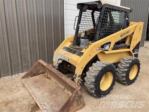 CAT 236B Liukuohjatut kuormaajat