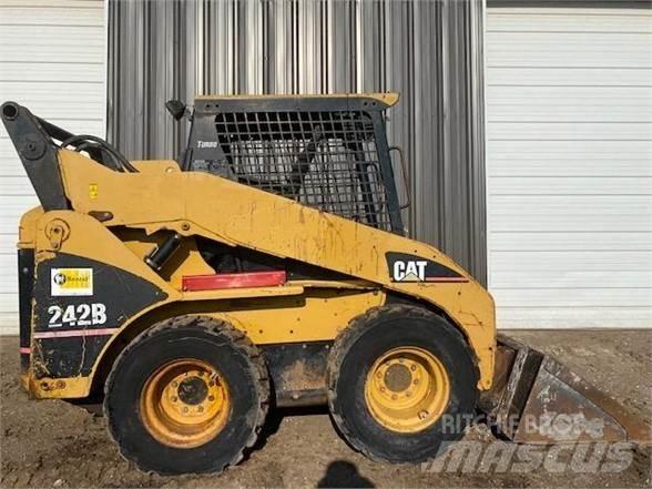 CAT 242B Liukuohjatut kuormaajat