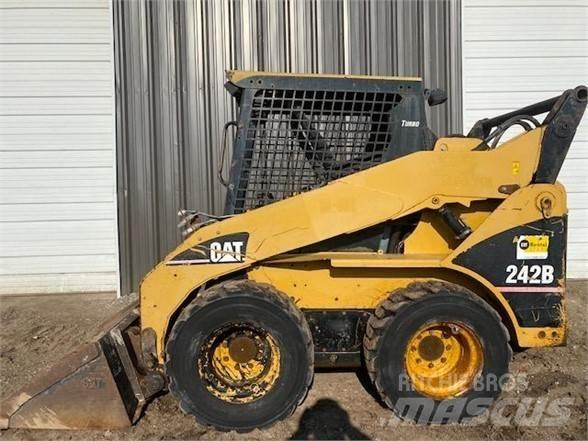 CAT 242B Liukuohjatut kuormaajat