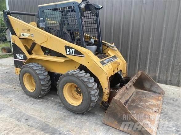 CAT 252B Liukuohjatut kuormaajat