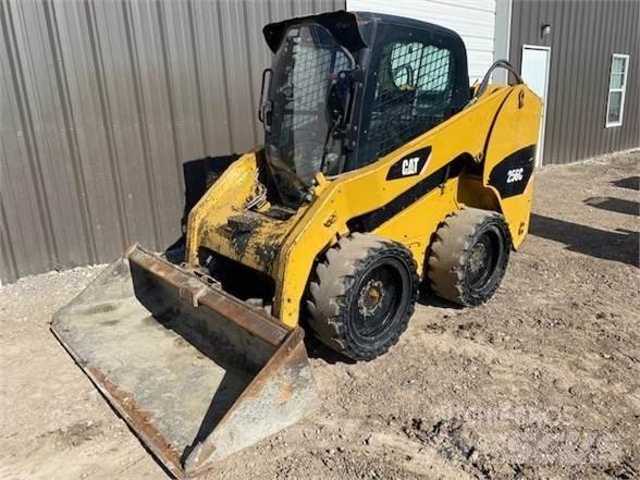 CAT 256C Liukuohjatut kuormaajat
