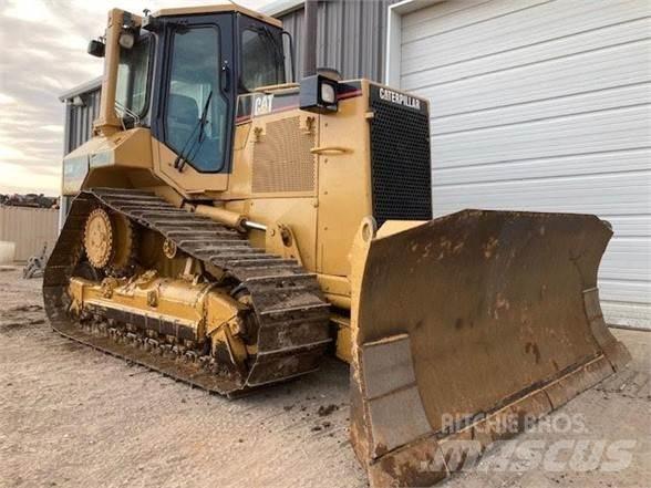 CAT D5M Telaketjupuskutraktorit