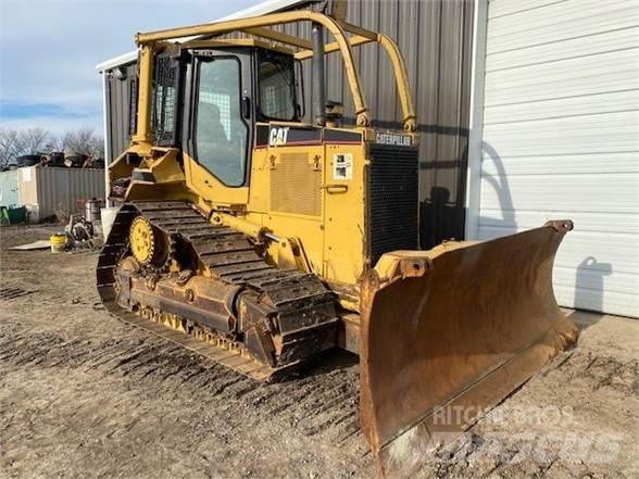 CAT D5M XL Telaketjupuskutraktorit