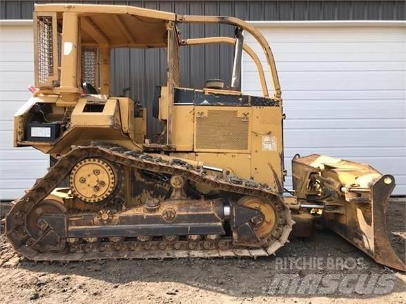 CAT D5M XL Telaketjupuskutraktorit