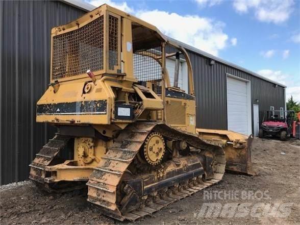 CAT D5M XL Telaketjupuskutraktorit
