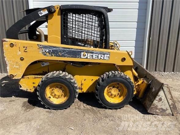 John Deere 317 Liukuohjatut kuormaajat