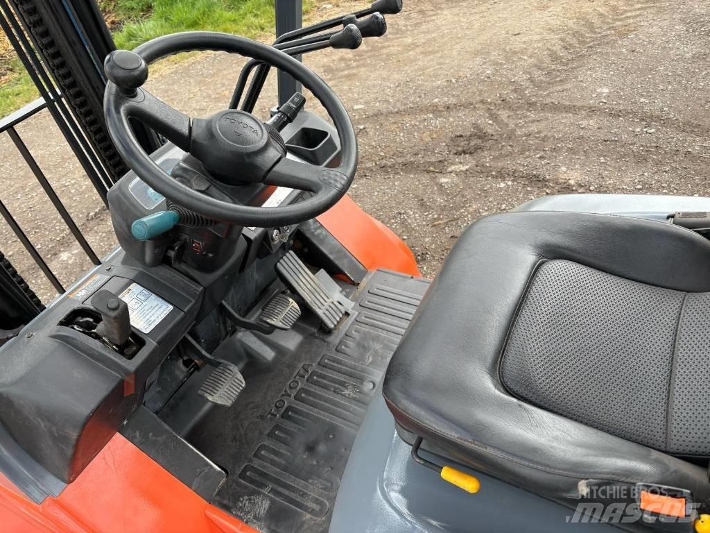 Toyota 7FGJ35 Nestekaasutrukit