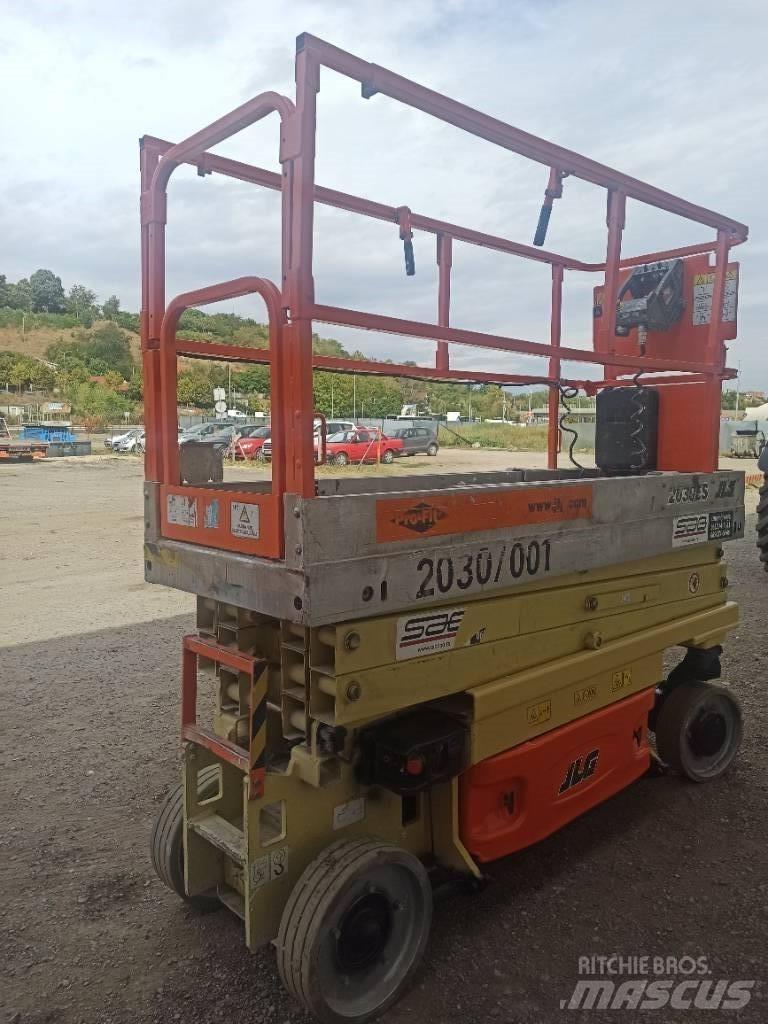JLG 2030 ES Saksilavat