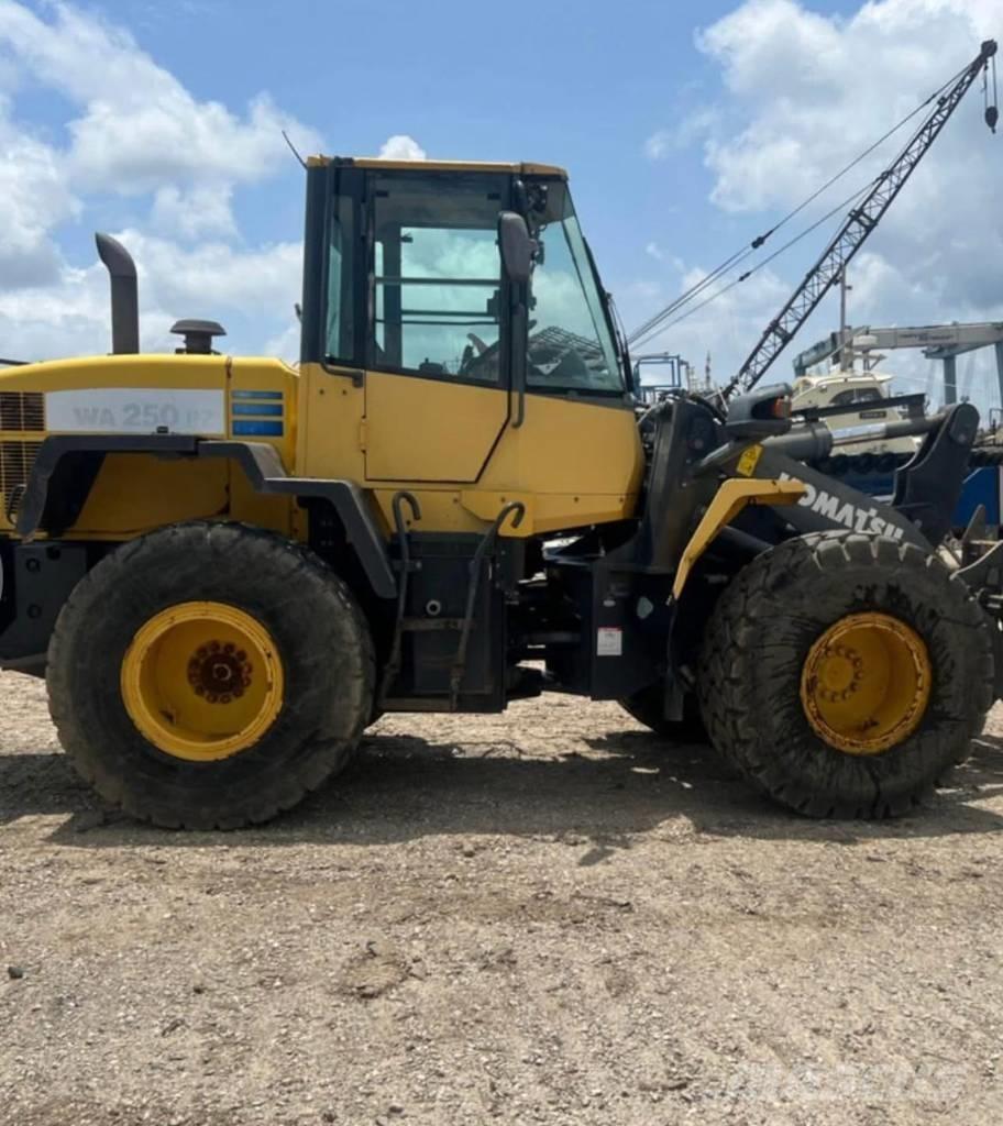 Komatsu WA 250 PZ-6 Pyöräkuormaajat