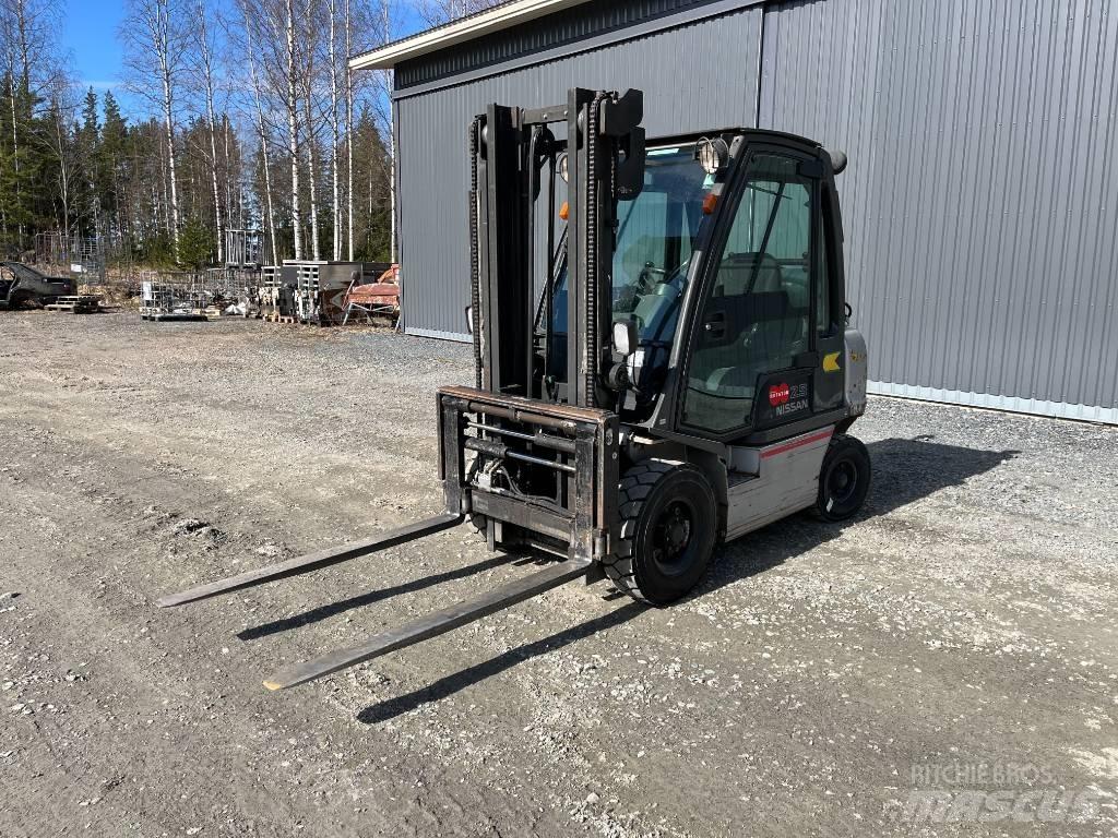 Nissan UD02A25P0 Nestekaasutrukit