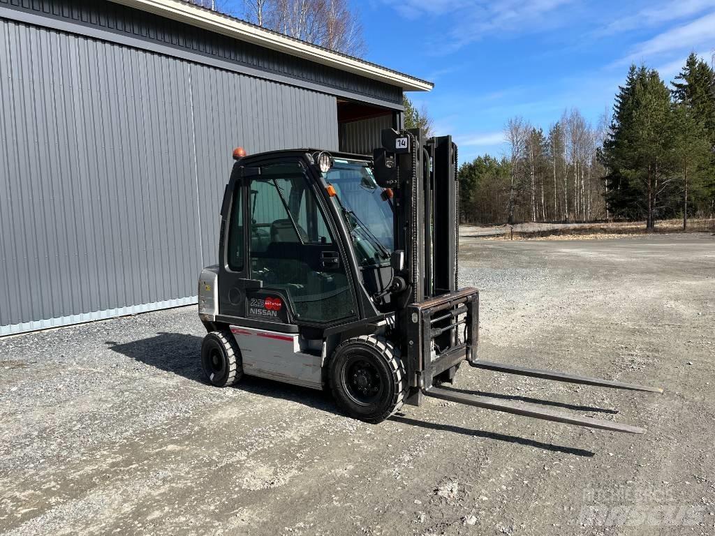 Nissan UD02A25P0 Nestekaasutrukit