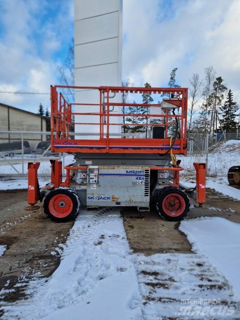 SkyJack SJ 6832 RT Saksilavat