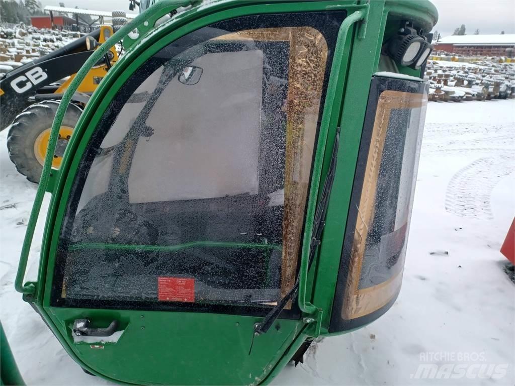 John Deere 1210e Ohjaamo ja sisusta