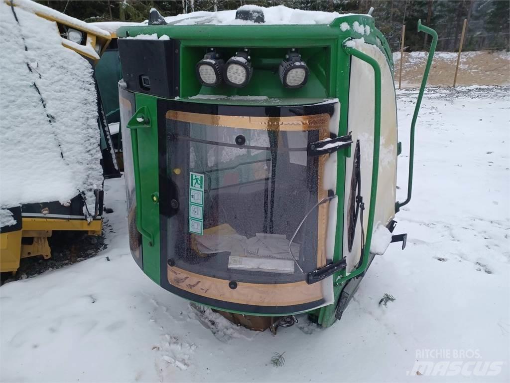John Deere 1210e Ohjaamo ja sisusta