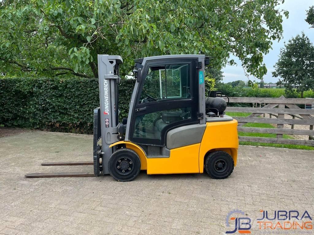 Jungheinrich TFG 425 Nestekaasutrukit