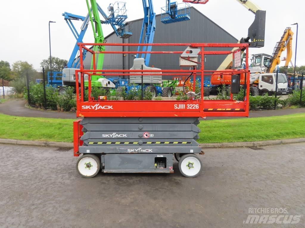 SkyJack SJ III 3226 Saksilavat