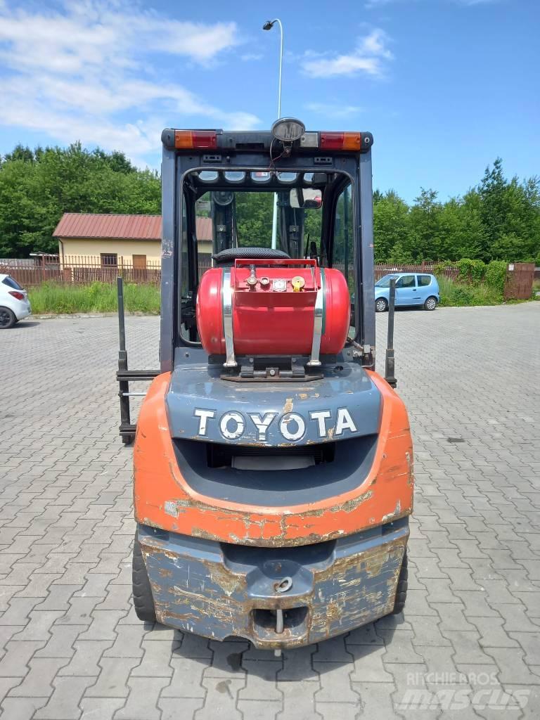 Toyota 8 FGF 30 Nestekaasutrukit