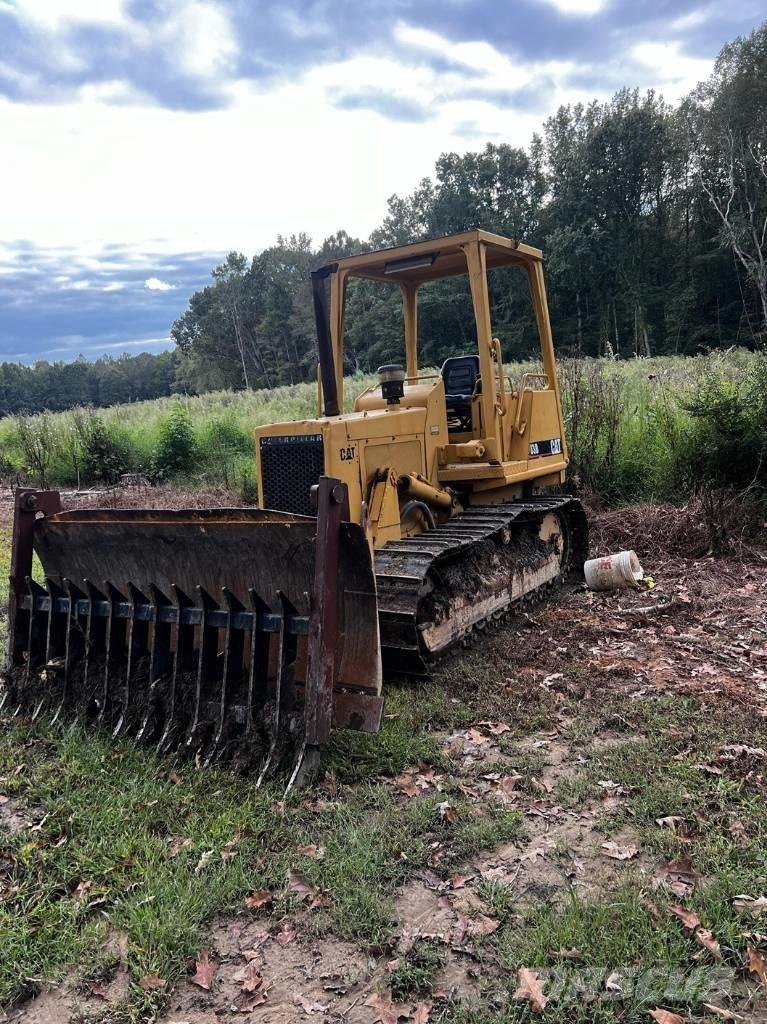 CAT D 3 B Telaketjupuskutraktorit