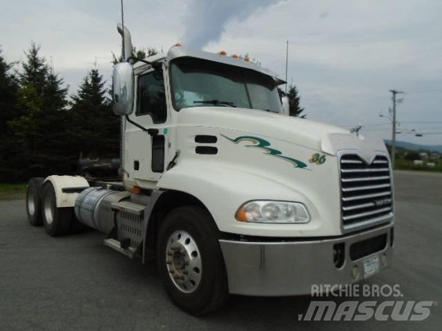 Mack CXU 613 Vetopöytäautot