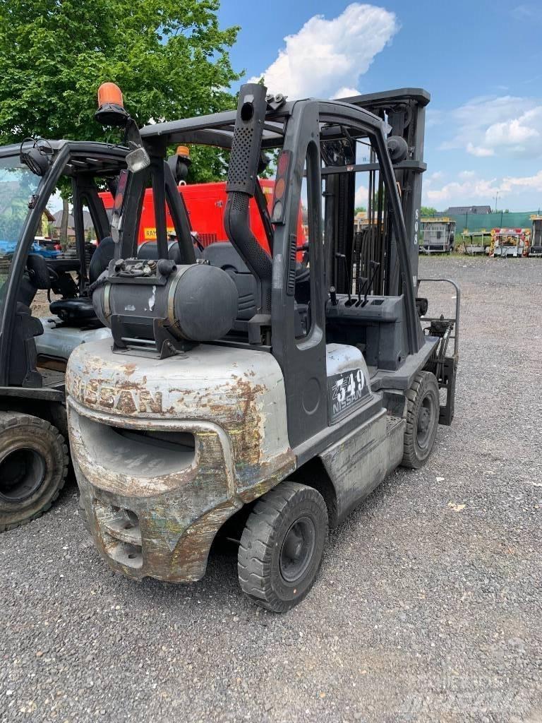 Nissan U1D2A25PQ Nestekaasutrukit