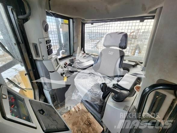 CAT D8T Telaketjupuskutraktorit