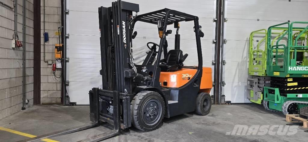 Doosan D 30 GP Dieseltrukit