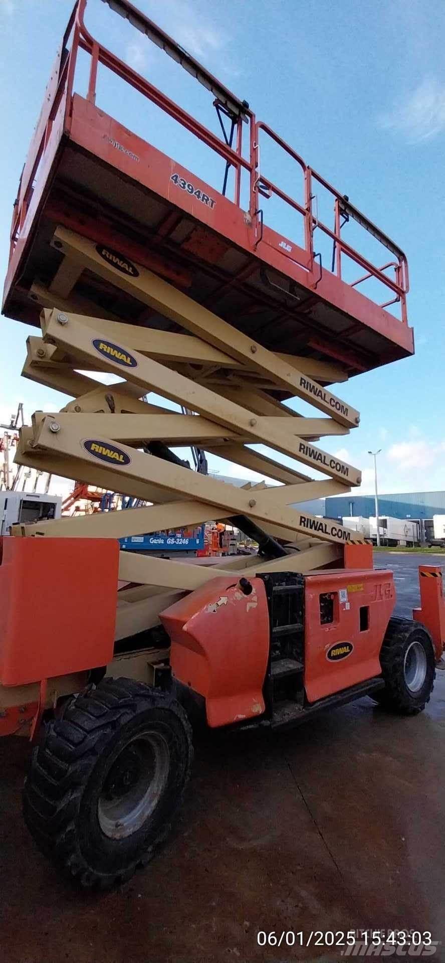 JLG 4394RT Saksilavat