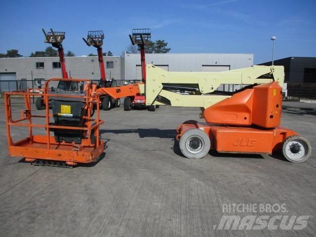 JLG E400 AJP (817) Pienikokoiset itseliikkuvat puominostimet