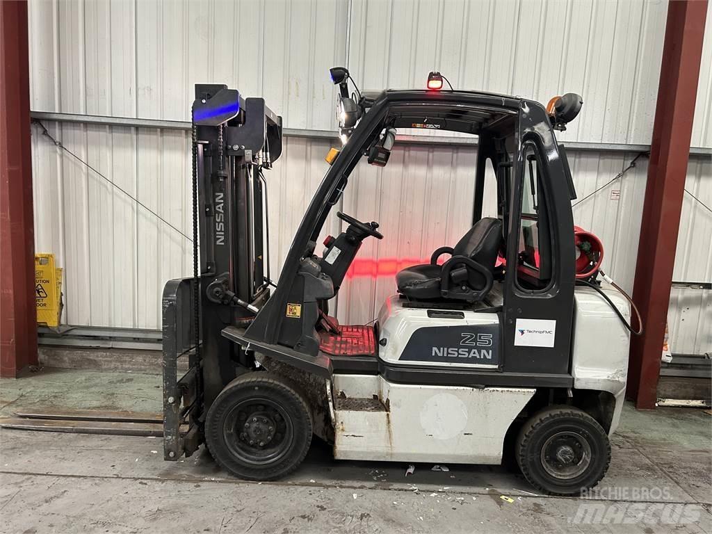 Nissan U1D2A25LQ Nestekaasutrukit