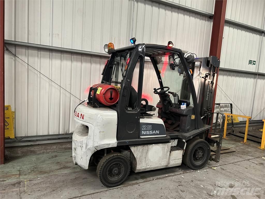 Nissan U1D2A25LQ Nestekaasutrukit