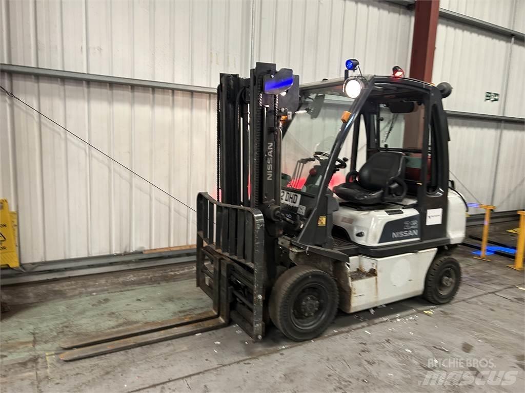 Nissan U1D2A25LQ Nestekaasutrukit