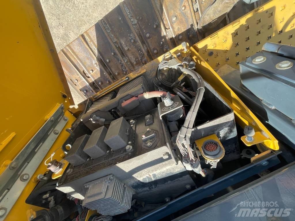 DEERE 700K Telaketjupuskutraktorit