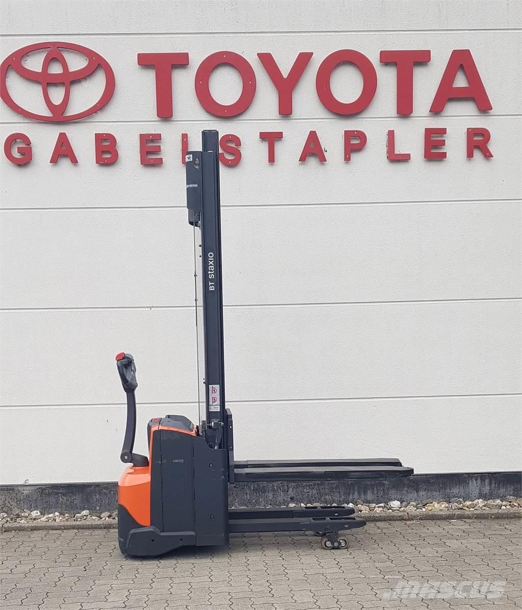 Toyota SWE120L Käyden ajettavat pinoamistrukit