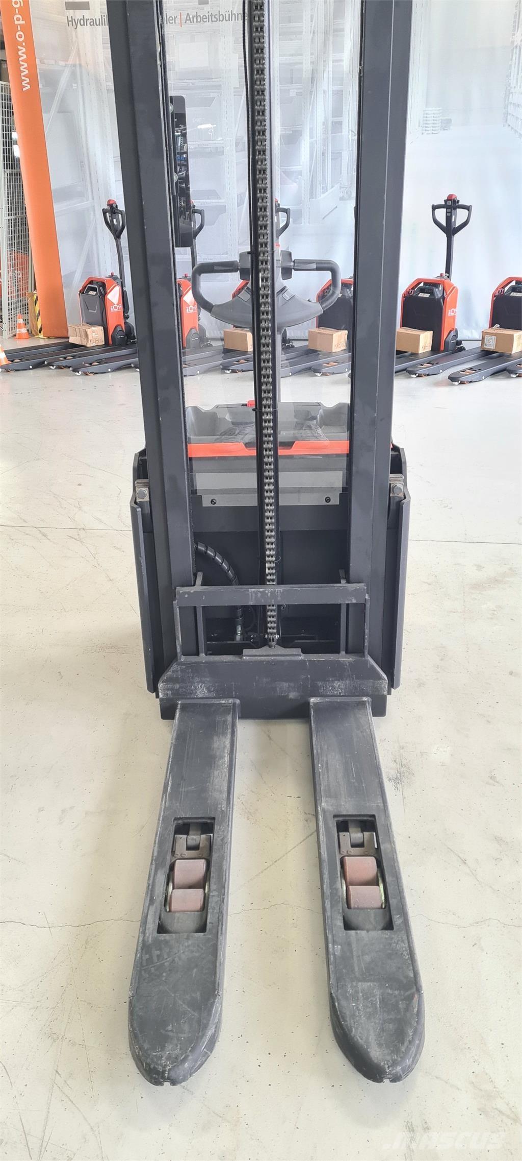 Toyota SWE120L Ajettavat pinoamisvaunut