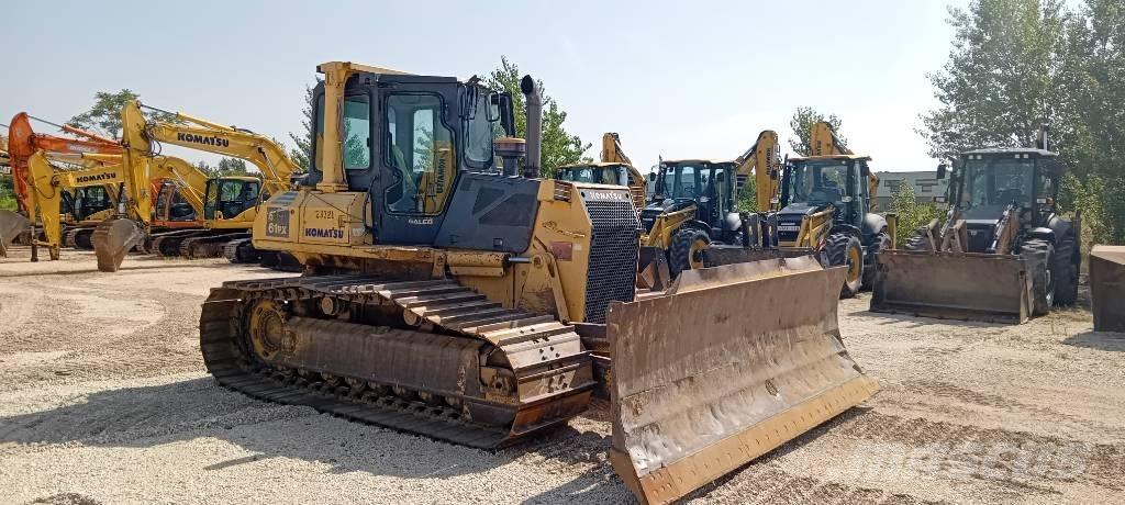 Komatsu D61EX-15 Telaketjupuskutraktorit