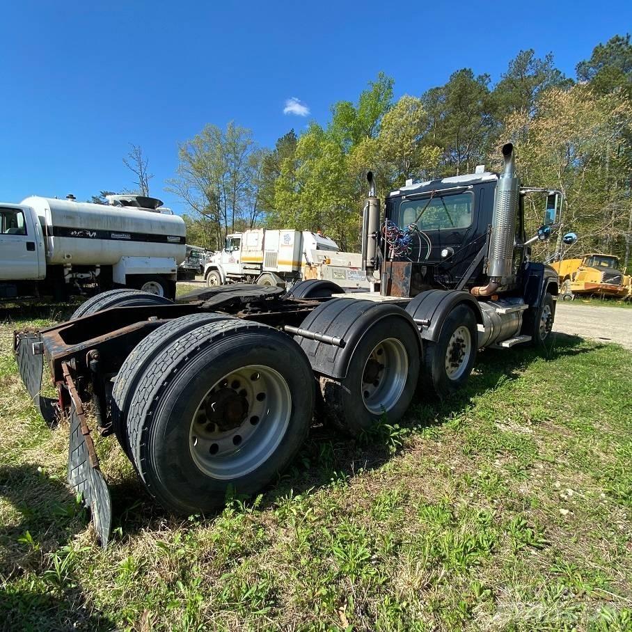 Mack CHN613 Vetopöytäautot