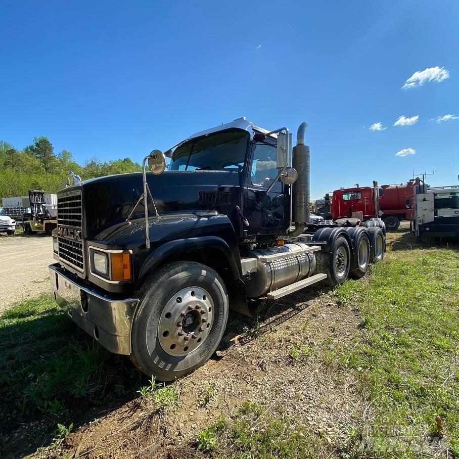 Mack CHN613 Vetopöytäautot