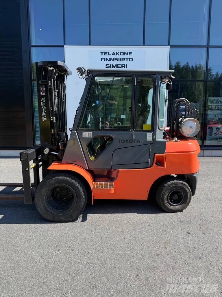 Toyota 02-7 FGF 30 Nestekaasutrukit