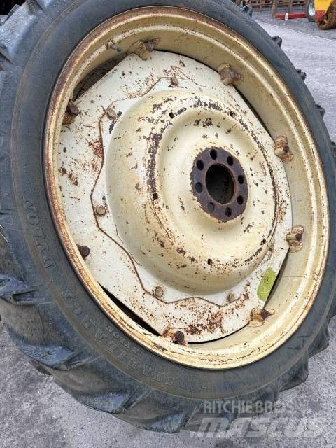 Dunlop 9.5R44 Renkaat ja vanteet