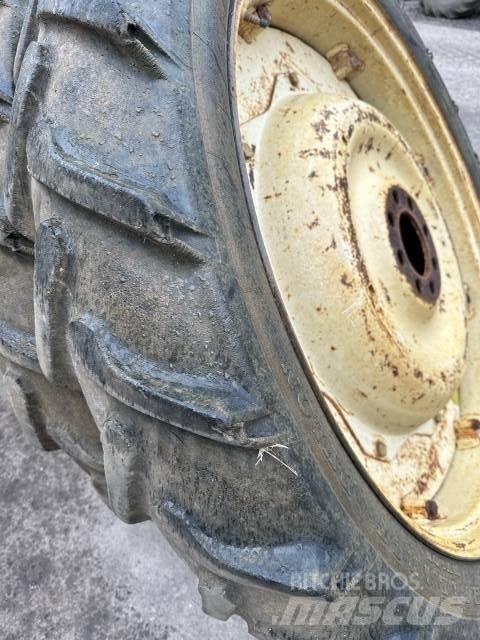 Dunlop 9.5R44 Renkaat ja vanteet