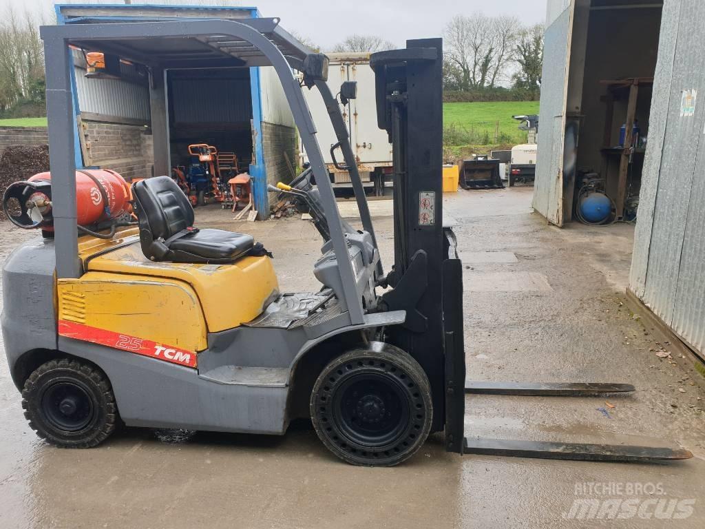 TCM FG25T3 Nestekaasutrukit