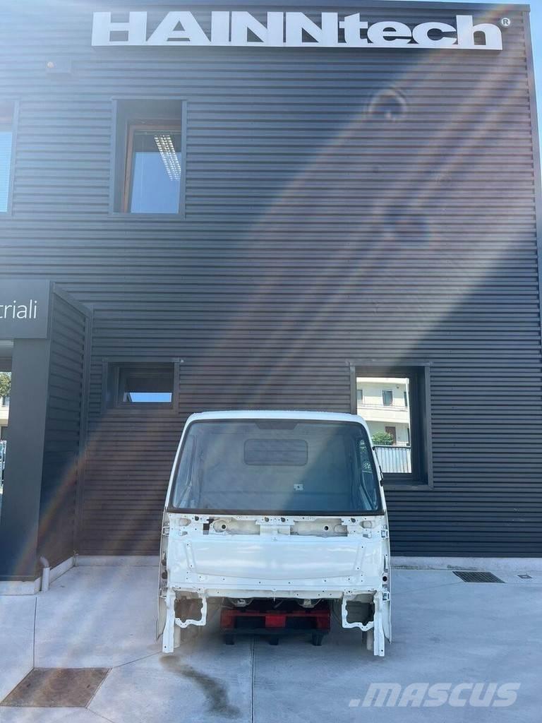 Mitsubishi S MODEL Ohjaamot ja sisustat