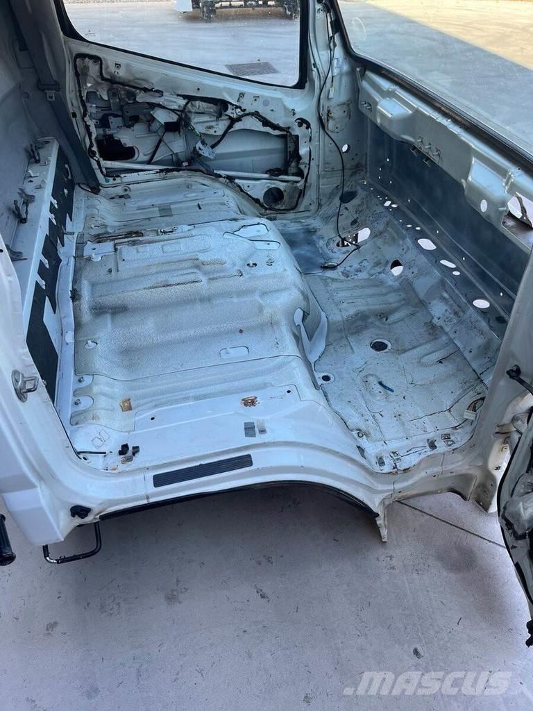 Mitsubishi S MODEL Ohjaamot ja sisustat