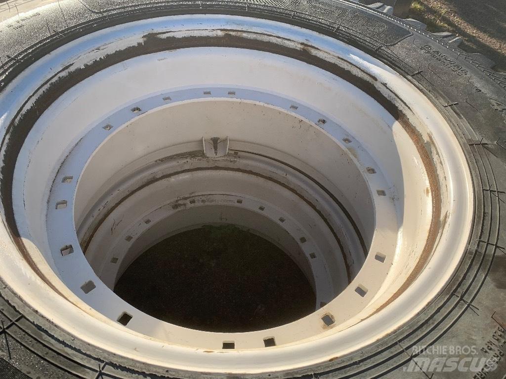 Nokian 16.9 R28 Renkaat ja vanteet
