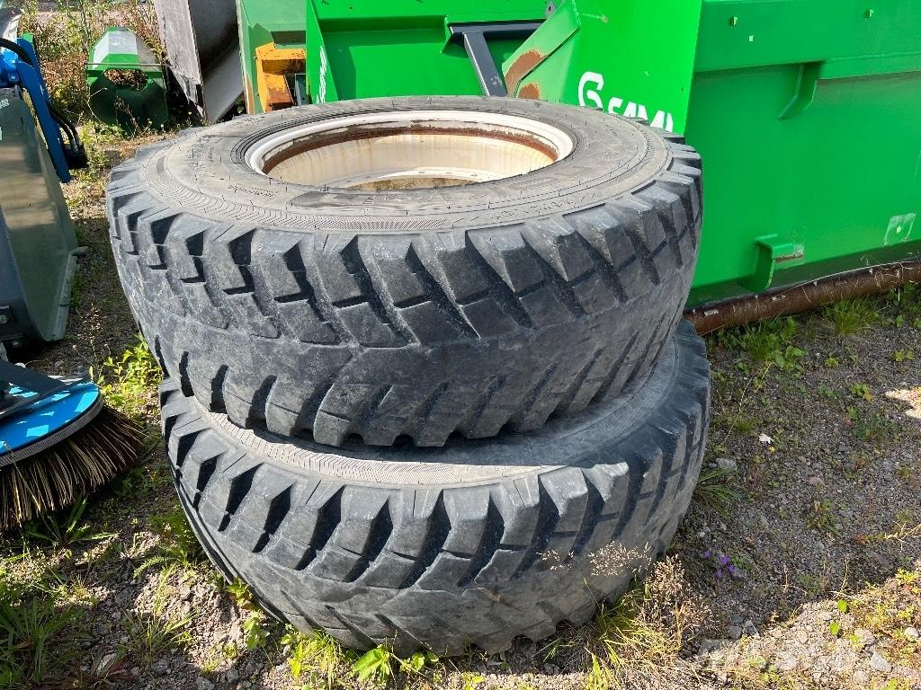 Nokian 16.9 R28 Renkaat ja vanteet
