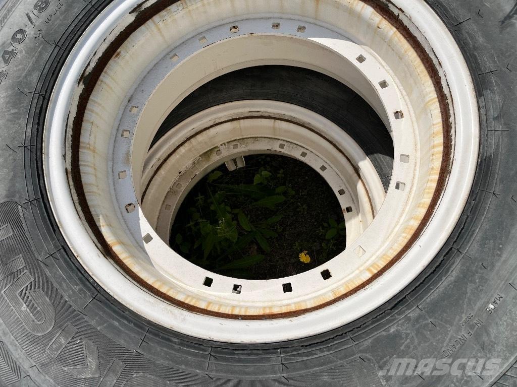 Nokian 16.9 R28 Renkaat ja vanteet
