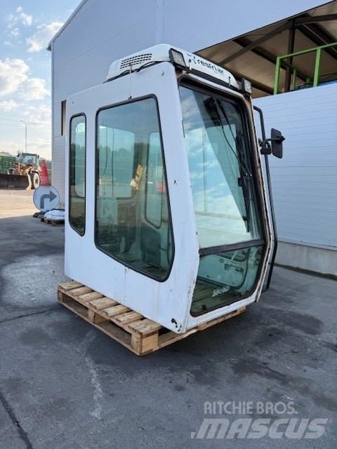 Liebherr CAB SERIE B Ohjaamo ja sisusta