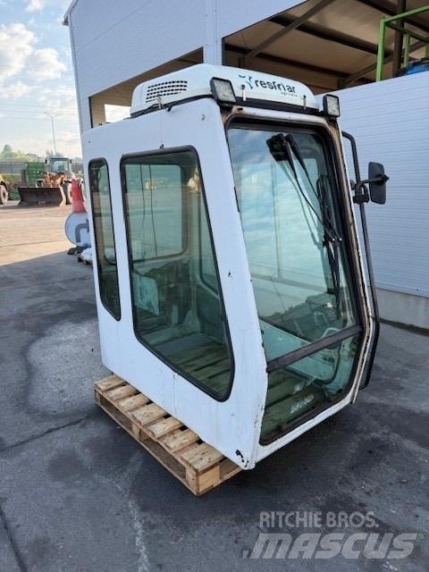 Liebherr CAB SERIE B Ohjaamo ja sisusta