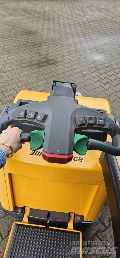 Jungheinrich ERE220 Lavansiirtotrukit