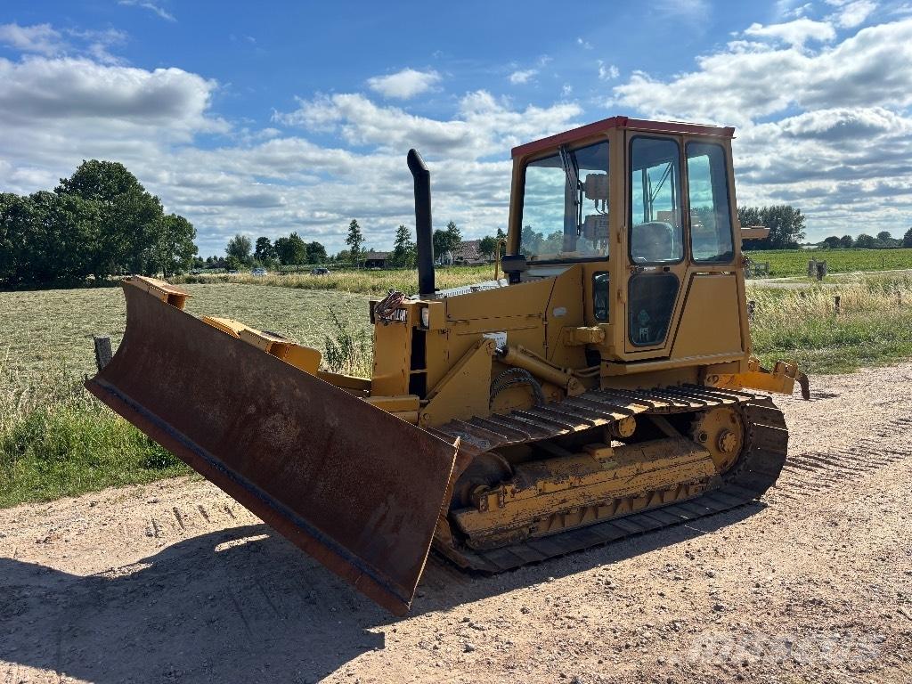 CAT D 4 C Telaketjupuskutraktorit